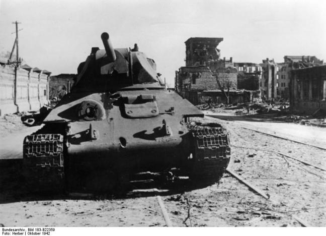 Zniszczony radziecki T-34/76 model 1942 na ulicach Stalingradu - październik 1942 / Źródło: forum.warthunder.com (domena publiczna) 
