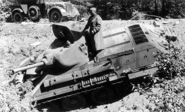 knocked_out_soviet_tank_T-34_76_mod_1940_1941